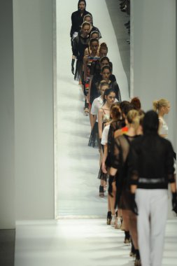 modeller, milly tarafından michelle smith defile