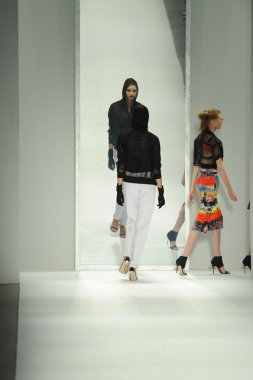 modeller, milly tarafından michelle smith defile