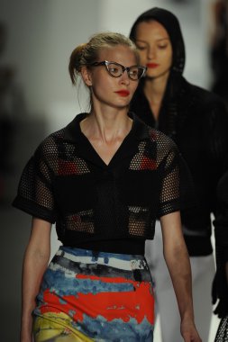 modeller, milly tarafından michelle smith defile