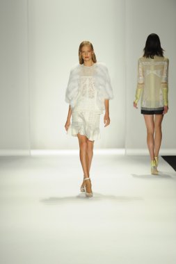 model j. pist yürür mendel gösterisi