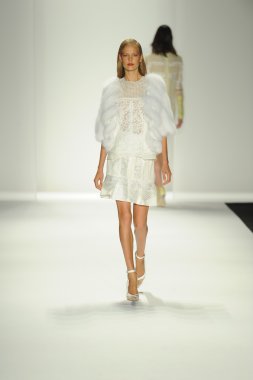 model j. pist yürür mendel gösterisi