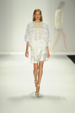 model j. pist yürür mendel gösterisi