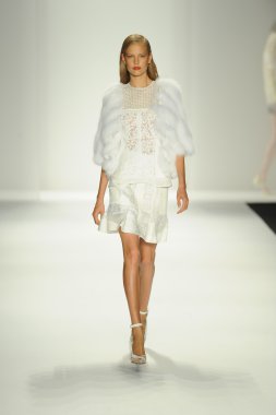 model j. pist yürür mendel gösterisi