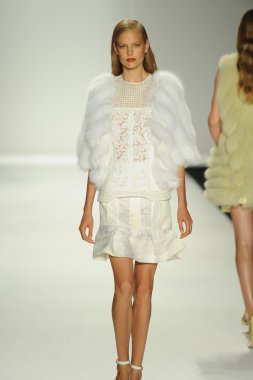 model j. pist yürür mendel gösterisi