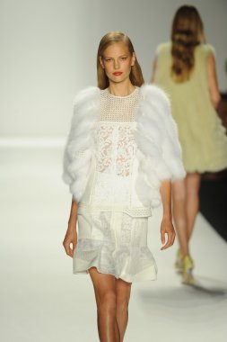 model j. pist yürür mendel gösterisi