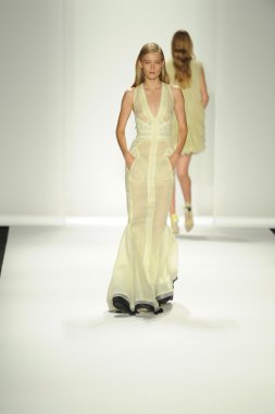 model j. pist yürür mendel gösterisi