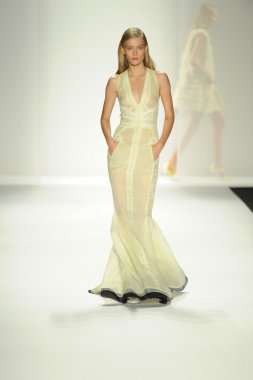 model j. pist yürür mendel gösterisi