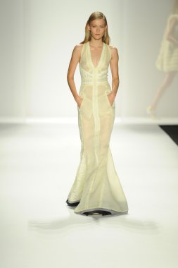 model j. pist yürür mendel gösterisi