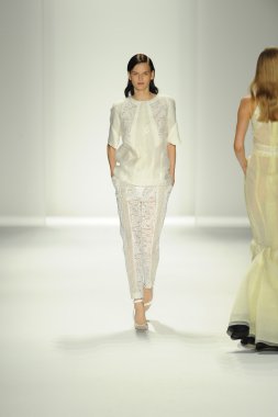 model j. pist yürür mendel gösterisi