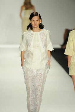 model j. pist yürür mendel gösterisi