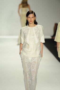 model j. pist yürür mendel gösterisi