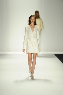 model j. pist yürür mendel gösterisi