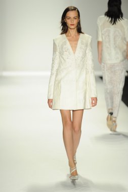 model j. pist yürür mendel gösterisi