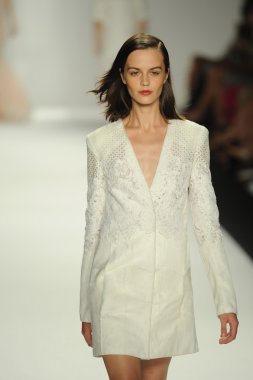 model j. pist yürür mendel gösterisi