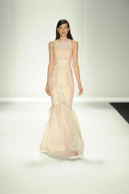 model j. pist yürür mendel gösterisi