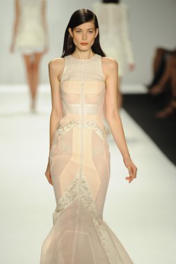 model j. pist yürür mendel gösterisi