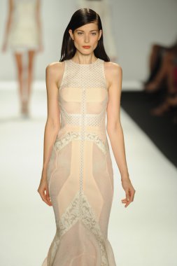 model j. pist yürür mendel gösterisi