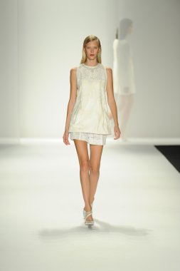 model j. pist yürür mendel gösterisi