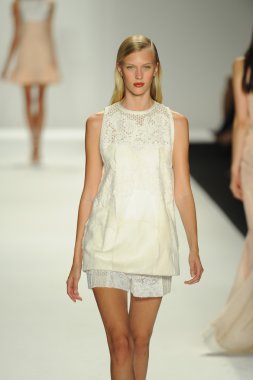 model j. pist yürür mendel gösterisi