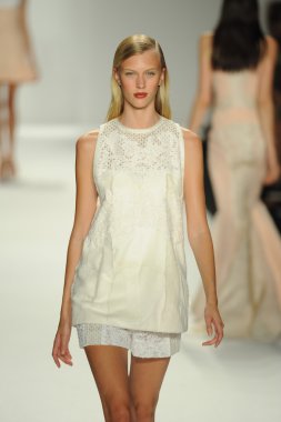 model j. pist yürür mendel gösterisi