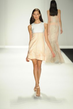 model j. pist yürür mendel gösterisi