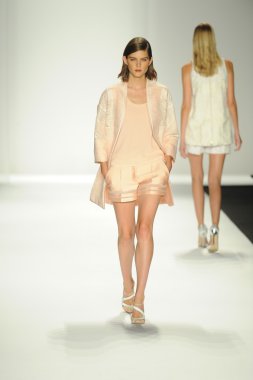 model j. pist yürür mendel gösterisi