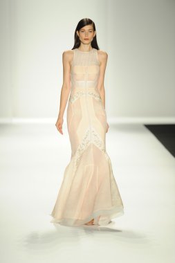 model j. pist yürür mendel gösterisi