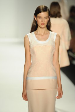 model j. pist yürür mendel gösterisi