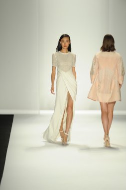 model j. pist yürür mendel gösterisi