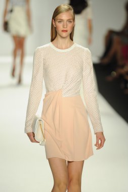 model j. pist yürür mendel gösterisi