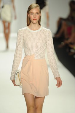 model j. pist yürür mendel gösterisi