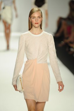 model j. pist yürür mendel gösterisi