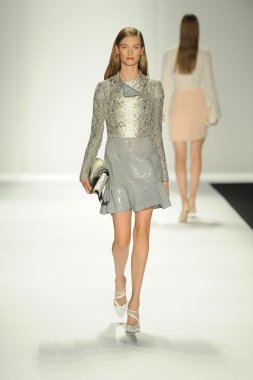 model j. pist yürür mendel gösterisi