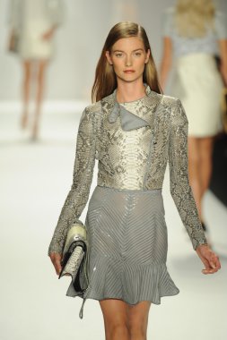 model j. pist yürür mendel gösterisi