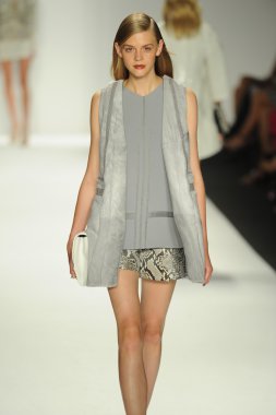 model j. pist yürür mendel gösterisi