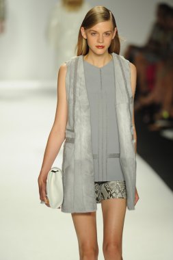 model j. pist yürür mendel gösterisi