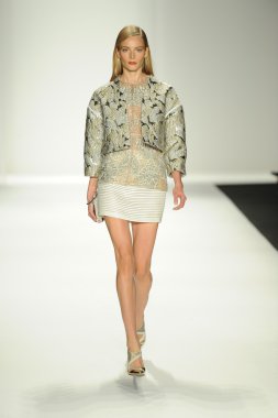 model j. pist yürür mendel gösterisi