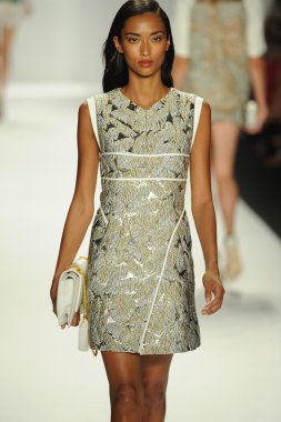 model j. pist yürür mendel gösterisi