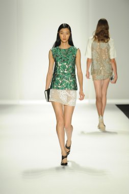 model j. pist yürür mendel gösterisi