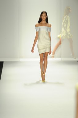 model j. pist yürür mendel gösterisi
