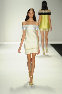 model j. pist yürür mendel gösterisi