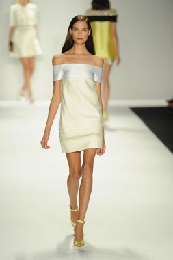 model j. pist yürür mendel gösterisi