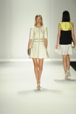 model j. pist yürür mendel gösterisi