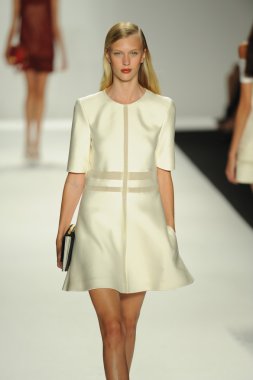 model j. pist yürür mendel gösterisi