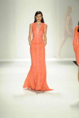 model j. pist yürür mendel gösterisi