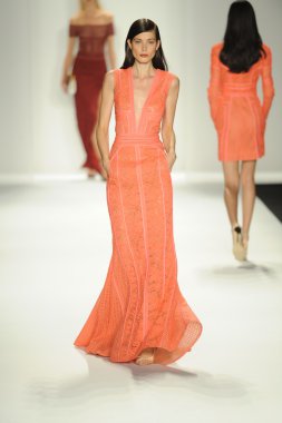 model j. pist yürür mendel gösterisi