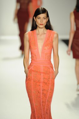 model j. pist yürür mendel gösterisi