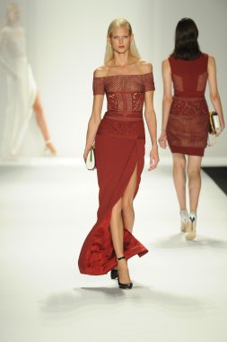 model j. pist yürür mendel gösterisi