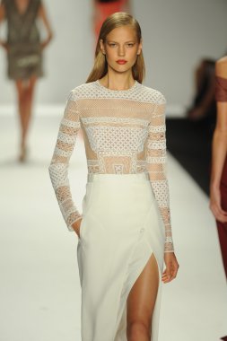 model j. pist yürür mendel gösterisi