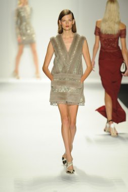 model j. pist yürür mendel gösterisi